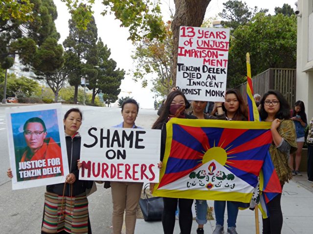 Tibeter protestierten am 21. Juli vor dem chinesischen Konsulat in San Francisco, nachdem der Tod eines hochrangigen tibetisch-buddhistischen Gelehrten in chinesischer Haft bekannt gegeben worden war. Sonamtso von Studenten für ein Freies Tibet ist die Dritte von links.