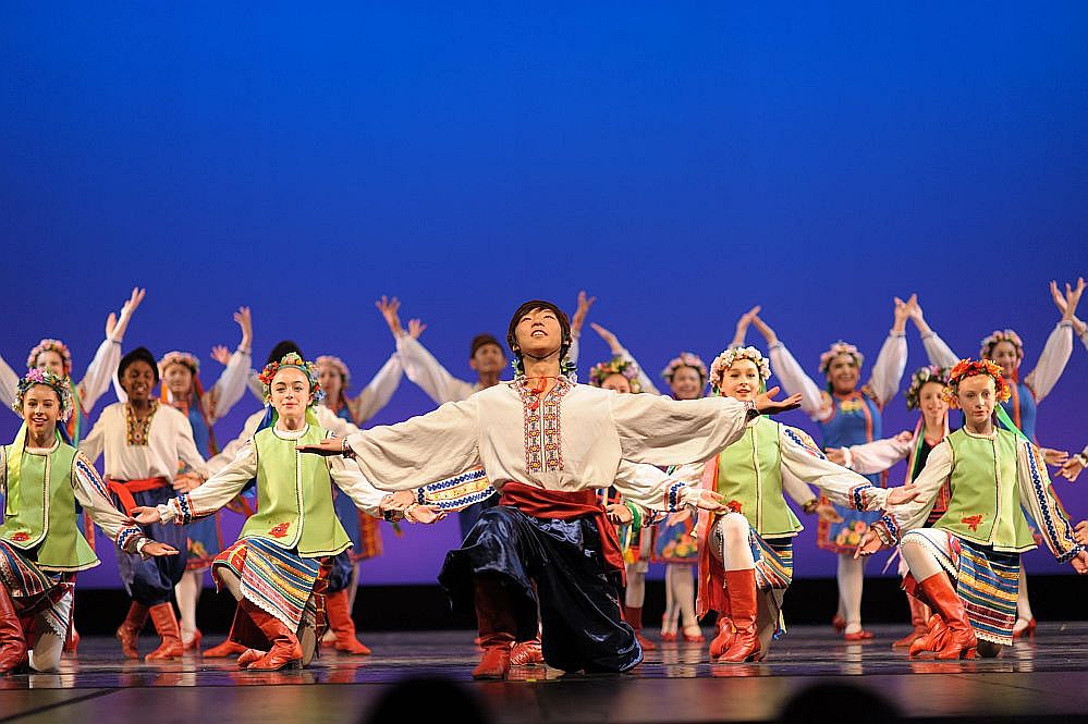 Junge Tänzer präsentieren Weltkultur in San Francisco: Schulkinder für Schulkinder