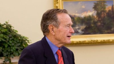 Ex-US-Präsident Bush bricht sich Knochen