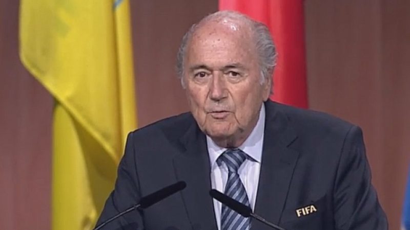 FIFA-Präsident Blatter mit Geldscheinen beworfen