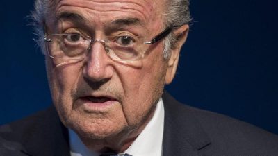 Blatter reist zu WM-Auslosung – Vorwürfe gegen Sarkozy