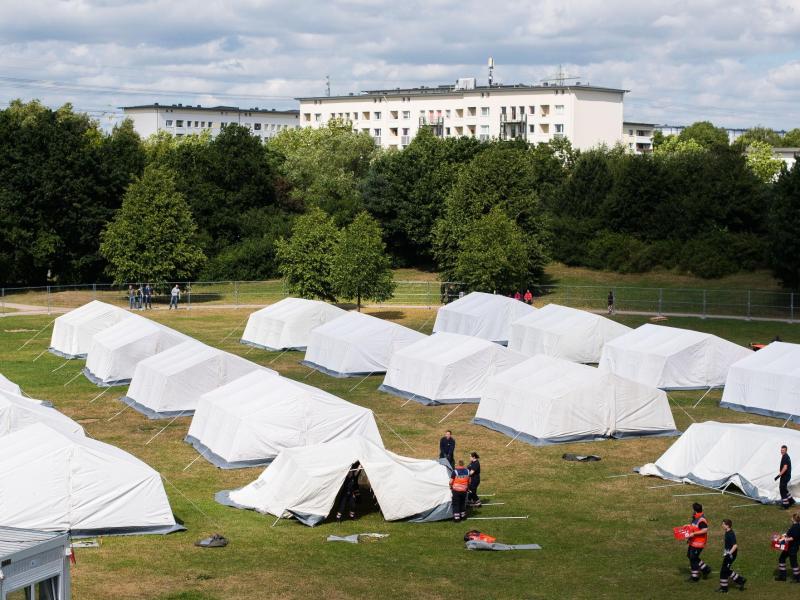 Hamburg baut Zeltstadt für 800 Flüchtlinge – überall ist es voll