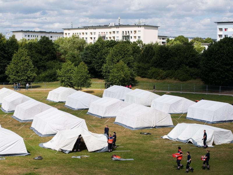Container und Zelte für Flüchtlinge werden knapp