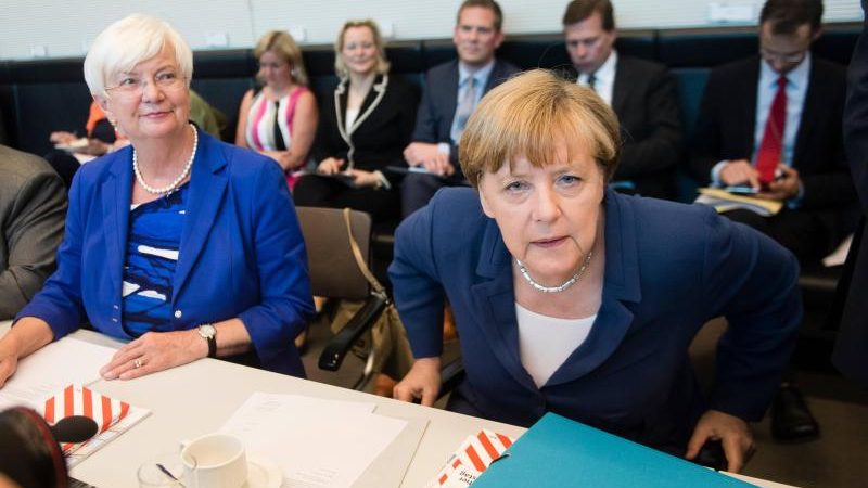 Merkels Flüchtlingspolitik: Hasselfeldt bezeichnet Gabriels Kritik als „Ablenkungsmanöver“