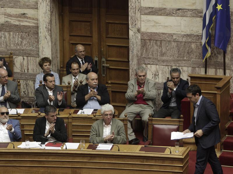 Griechen stimmen einem zweiten Reformpaket zu
