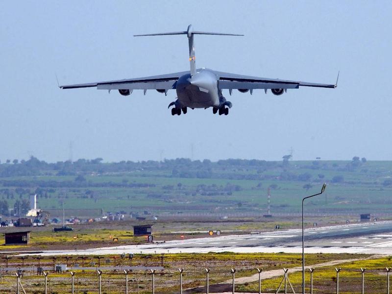 Kanadisches Militärflugzeug bricht Flug wegen Corona-Infektionskette ab
