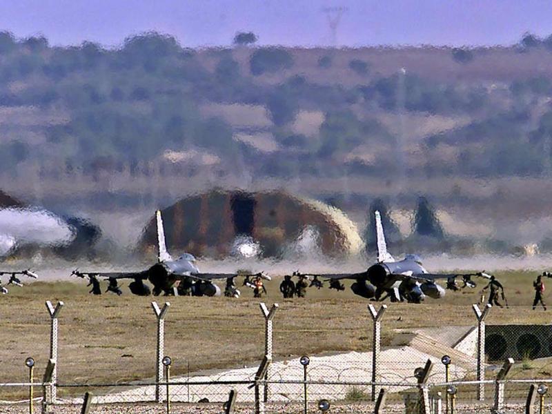 Türkische Kampfflugzeuge greifen IS-Stellungen an