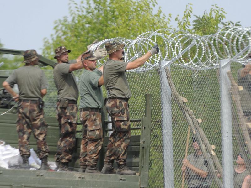 Ungarn beschleunigt Zaunbau an serbischer Grenze