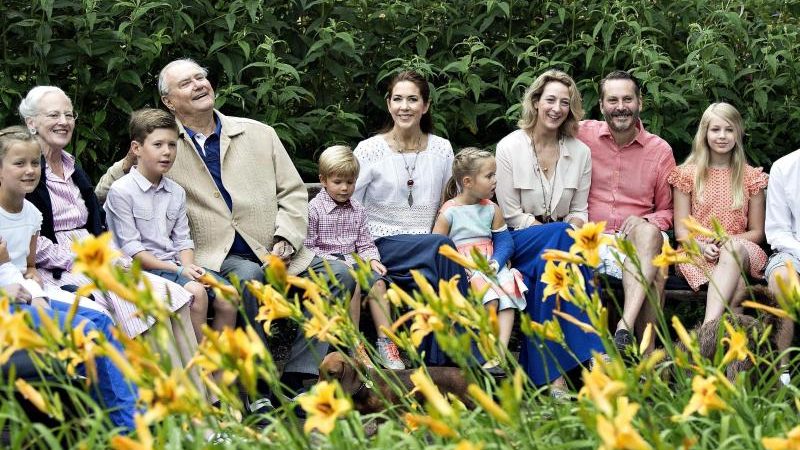 «Smiiiiiiil!»: Dänische Königsfamilie stellt sich zum Sommerfoto auf