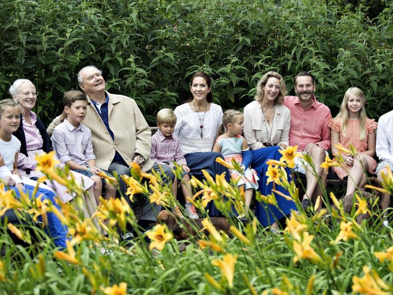 «Smiiiiiiil!»: Dänische Königsfamilie stellt sich zum Sommerfoto auf