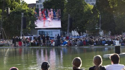 Picknickdecke statt Abendkleid: Ballett-«Public Viewing» im Park