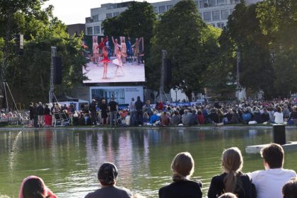 Picknickdecke statt Abendkleid: Ballett-«Public Viewing» im Park