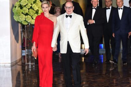 Fürstin Charlène ganz in Rot bei der Rot-Kreuz-Gala