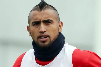 Vidal auf dem Weg zum Vertragsabschluss in München
