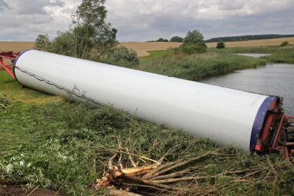 Windkraft-Turm kippt mit Schwertransport ans Seeufer