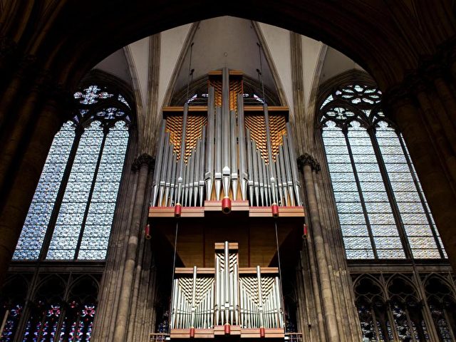 Schwalbennestorgel von der Firma Orgelbau Klais im Dom in Köln.