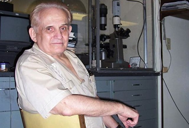Cleve Backster in seinem Labor in San Diego, wo er seine Untersuchungen zur primären Wahrnehmung durchführte.