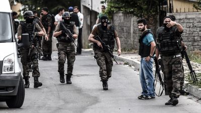 Mindestens drei Tote bei Anschlag auf Polizeiwache in Istanbul