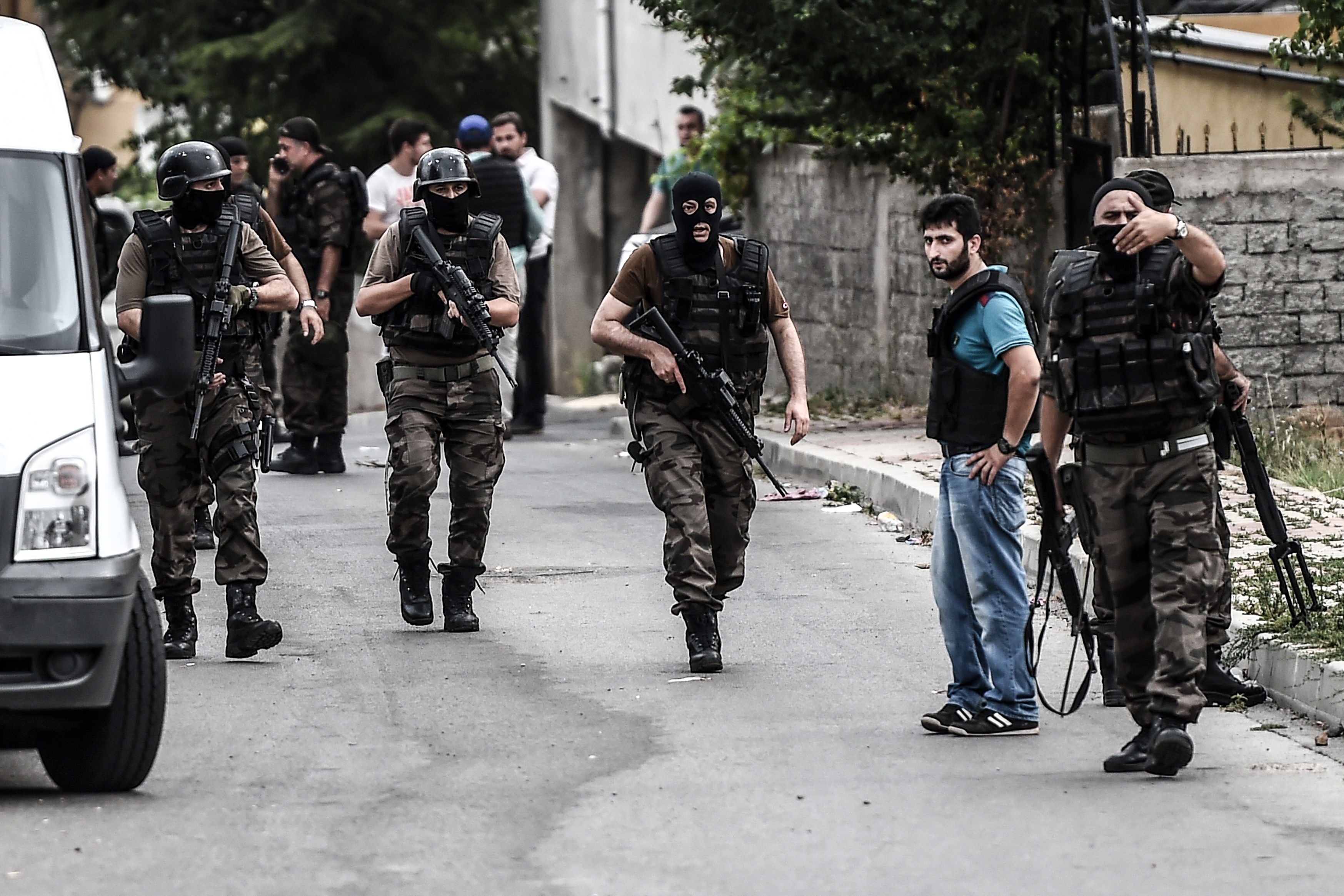 Mindestens drei Tote bei Anschlag auf Polizeiwache in Istanbul