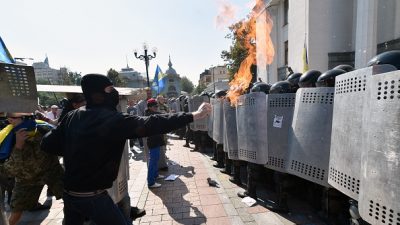 Versuchter Sturm auf Kiewer Parlament: Ein Toter und mehr als 100 Verletzte