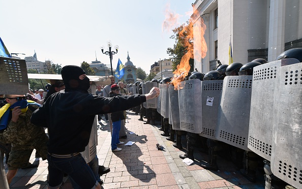 Versuchter Sturm auf Kiewer Parlament: Ein Toter und mehr als 100 Verletzte
