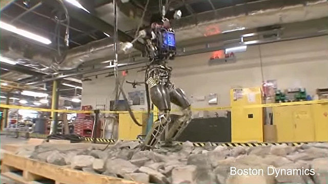 Das Gehen auf Geröll ist sicher eine der schwierigeren Übungen für Roboter, wird hier aber von Atlas bereits recht souverän gemeistert.