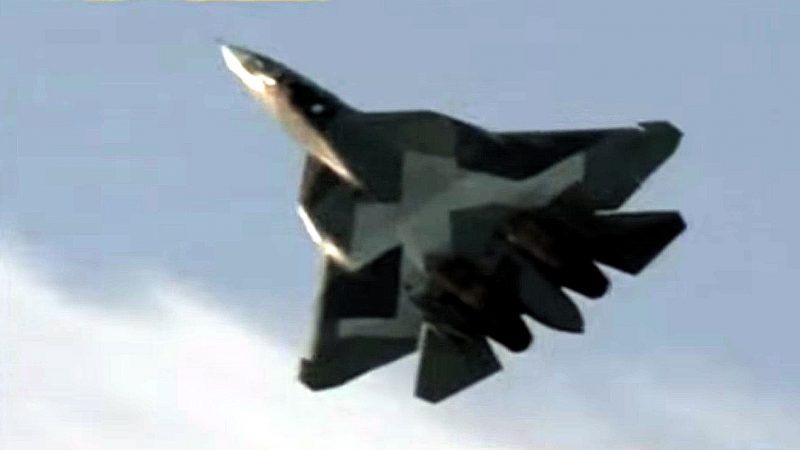 Antwort auf US F-22 und F-35: Russland zeigt verblüffende Manöver der Suchoi T-50 (Video)