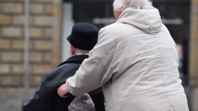 Gröhe kündigt Verbesserungen für Pflegebedürftige an