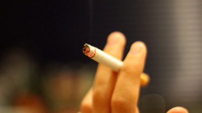 Drogenbeauftragte will Rauchverbot in Autos mit Minderjährigen