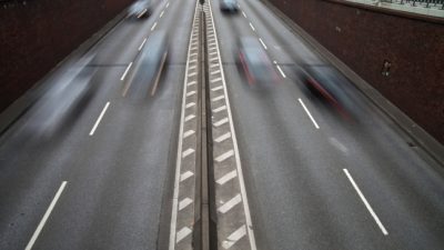 Autobahnen und Bundesstraßen künftig immer mit Glasfaserkabel