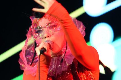 Wie ein isländischer Vulkan: Björk in Berlin