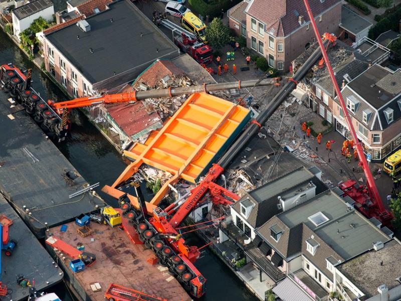 Schwimmende Baukräne zerstören Häuser in Holland