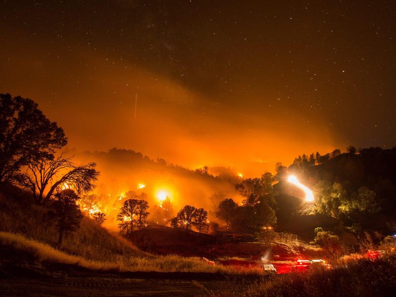 Rückschlag in Kalifornien: Feuer springt über Highway