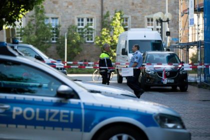 Schüsse in der Polizeiwache – Polizist tötet bewaffneten Mann