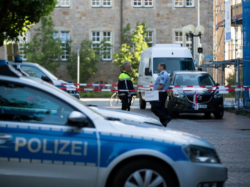 Schüsse in der Polizeiwache – Polizist tötet bewaffneten Mann