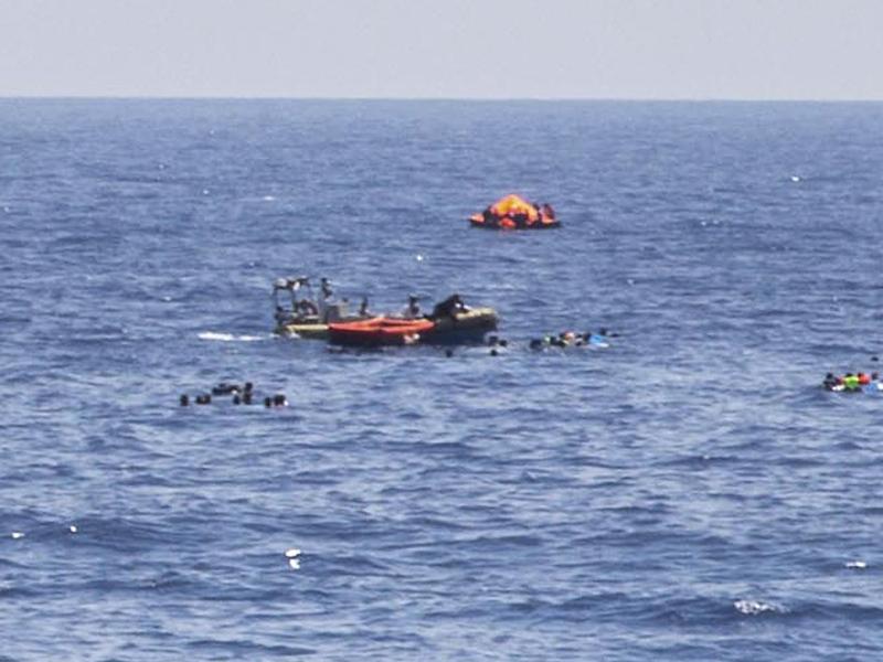 Flüchtlingsdrama im Mittelmeer: Helfer geben nicht auf