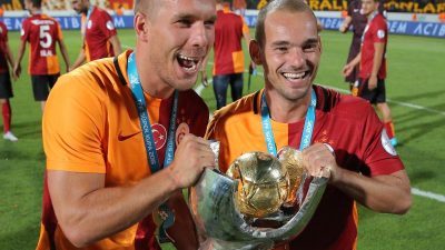 Stolz: Podolski und sein erster Pokal für Galatasaray