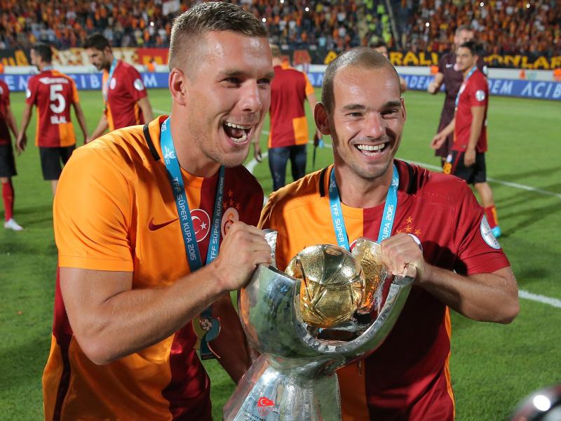 Stolz: Podolski und sein erster Pokal für Galatasaray