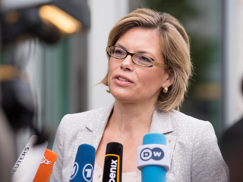 CDU-Vize Klöckner will niedrigere Standards für Flüchtlingsheime