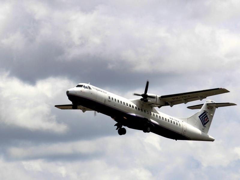 Flugzeug mit 54 Menschen in Indonesien vermisst