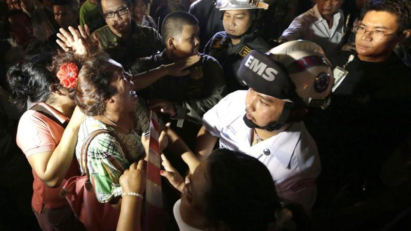 Entsetzen in Bangkok: Kleiderfetzen, Blutlachen, Leichen