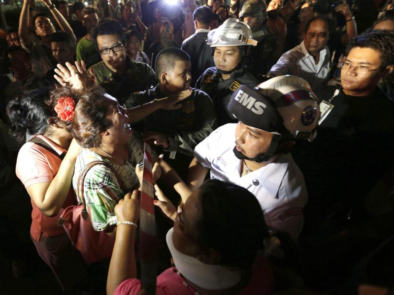 Entsetzen in Bangkok: Kleiderfetzen, Blutlachen, Leichen