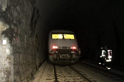ICE-Fahrgäste sitzen nach Panne im Tunnel im Dunkeln