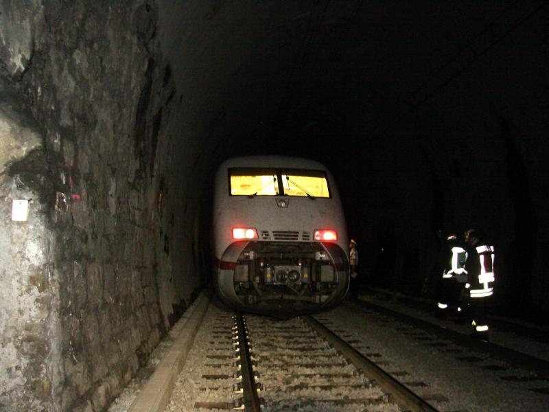 ICE-Fahrgäste sitzen nach Panne im Tunnel im Dunkeln