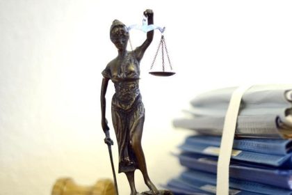 Ex-Polizistin erschießt versehentlich Nachbarn – 10 Jahre Haft