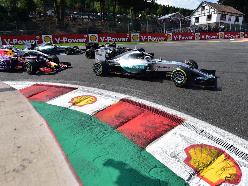 Hamilton gewinnt in Spa vor Rosberg – Vettel ohne Punkte