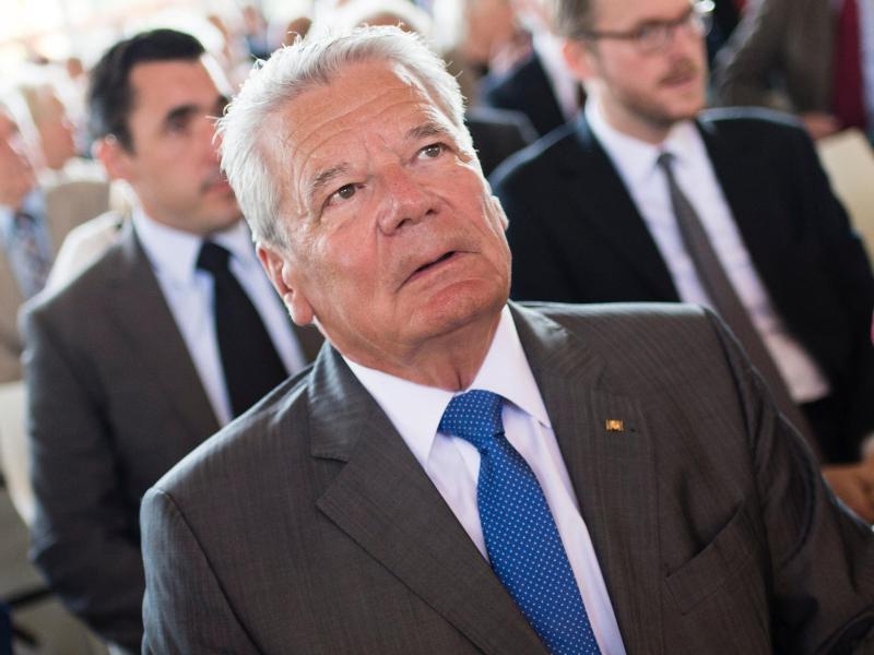 Gauck und Merkel besuchen Flüchtlingsunterkünfte