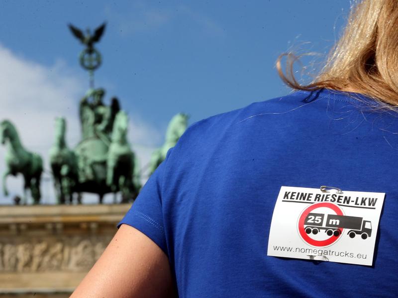 Protest gegen Lang-Lkw vor Brandenburger Tor