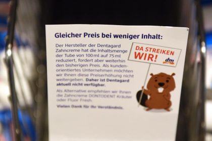 Drogeriemarktkette stellt Zahncremehersteller an den Pranger