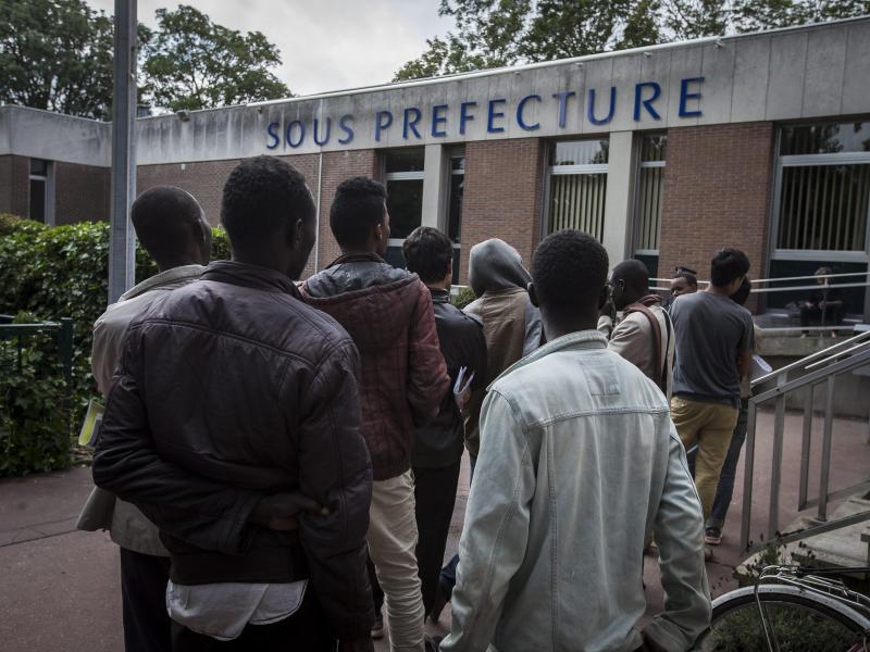 Frankreichs Premier besucht Flüchtlingseinrichtungen in Calais